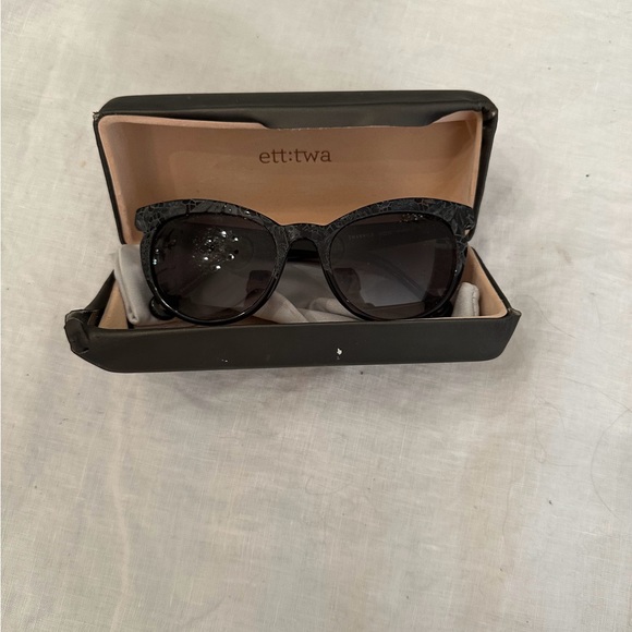 Urban Outfitters ett:twa Black Floral Cat Eye Sunglasses - Picture 7 of 8